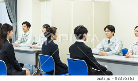 企業説明会に参加する学生 98395363