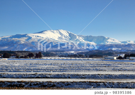 2023,年1月庄内平野からの月山 98395386
