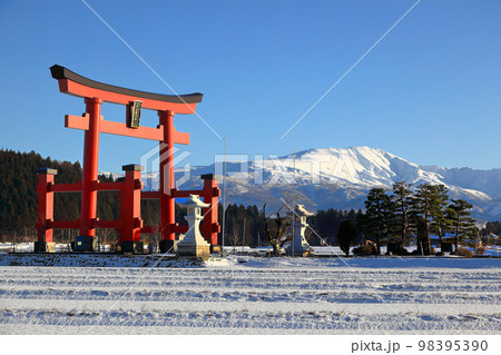 2023,年1月庄内平野からの月山と大鳥居 98395390
