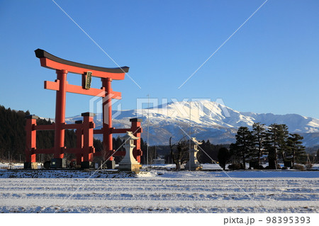 2023,年1月庄内平野からの月山と大鳥居 98395393