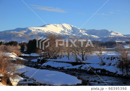 2023,年1月庄内平野からの月山 98395398