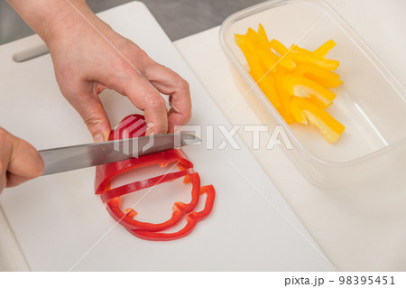 【パプリカ赤色を三徳包丁で輪切りにする】 【パプリカ赤色を三徳包丁で輪切りにする】 98395451