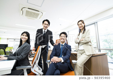 ビジネス オフィス 集合写真 カメラ目線 4人 男女 笑顔の写真素材 [983…