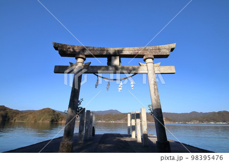 入江に面した鳥居　（高知県　須崎市　鳴無神社） 98395476