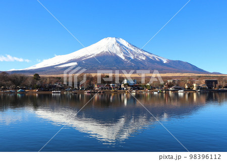 山中湖 湖畔のレジャー店舗と富士山 山中湖 湖畔のレジャー店舗と富士山 98396112