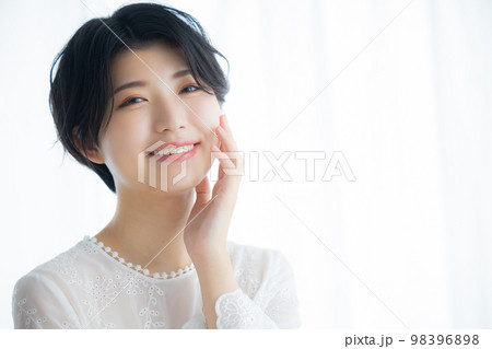 ショートヘアの女性 ショートヘアの女性 98396898