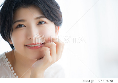 ショートヘアの女性 ショートヘアの女性 98396901