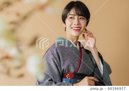 黒い絞りの訪問着　　 98396957