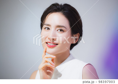 ショートヘアの女性 98397003