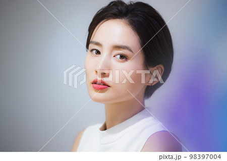 ショートヘアの女性 98397004