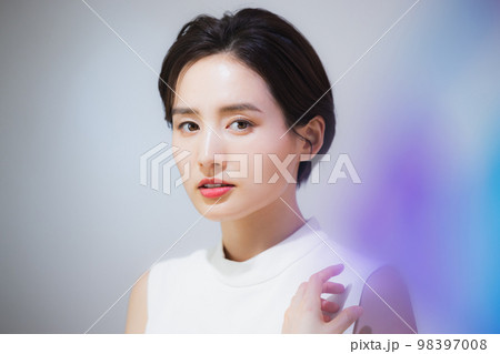 ショートヘアの女性 98397008