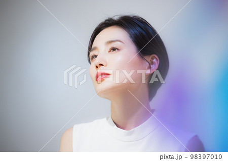 ショートヘアの女性 ショートヘアの女性 98397010