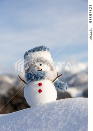 雪だるまと冬晴れの山並み 98397323