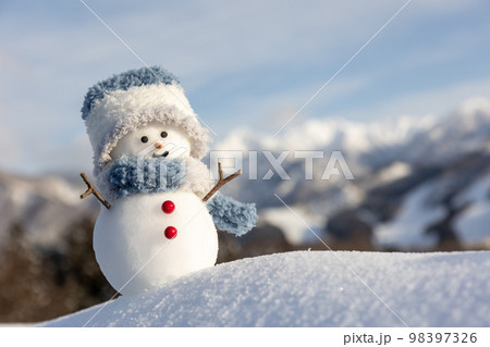 雪だるまと冬晴れの山並みの写真素材 [98397326] - PIXTA