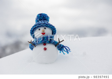 青い帽子の雪だるま 青い帽子の雪だるま 98397491