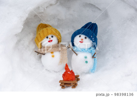 雪洞の中の雪だるま 雪洞の中の雪だるま 98398136
