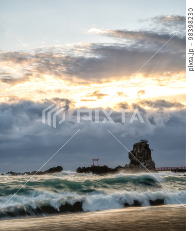 福島県いわき市　高波荒れる波立海岸弁天島の朝 98398230