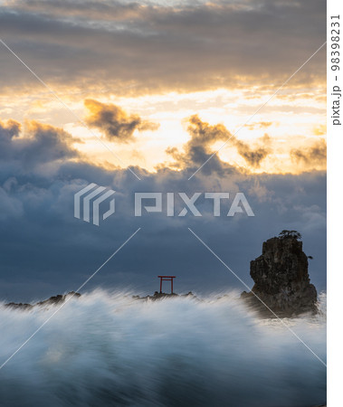 福島県いわき市 高波荒れる波立海岸弁天島の朝 福島県いわき市 高波荒れる波立海岸弁天島の朝 98398231