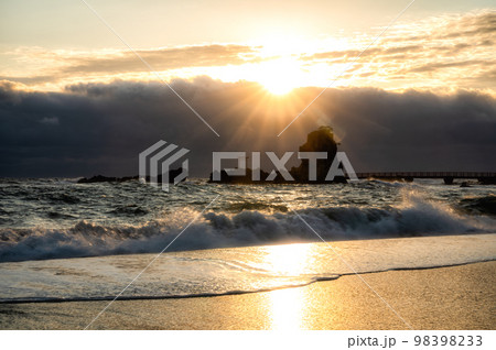 福島県いわき市　高波荒れる波立海岸弁天島の朝 98398233