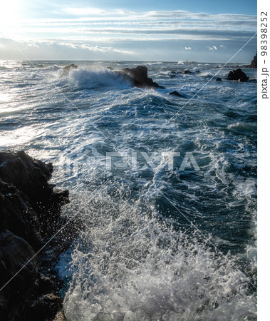 福島県いわき市　高波荒れる波立海岸弁天島の朝 98398252