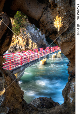 福島県いわき市　高波荒れる波立海岸弁天島の朝 98398253