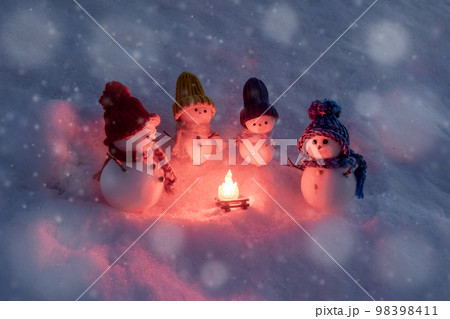 焚き火を囲む雪だるまたち 焚き火を囲む雪だるまたち 98398411