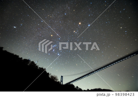 茨城県常陸太田市　竜神大つり橋と早春のオリオン座 98398423