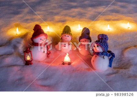 スノーキャンドルと雪だるまファミリー 98398526