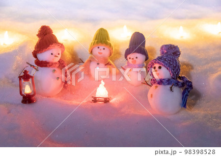 スノーキャンドルと雪だるまファミリー 98398528
