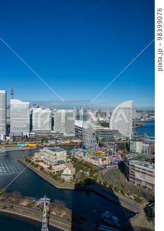 快晴の日のみなとみらい都市風景 98399076
