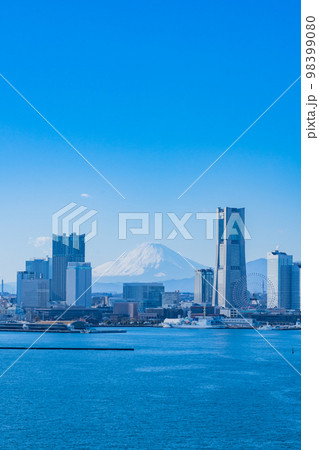 富士山が見える快晴のみなとみらい 98399080