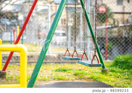 公園のブランコ 公園のブランコ 98399233