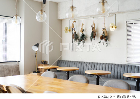 おしゃれなカフェの店内 98399746