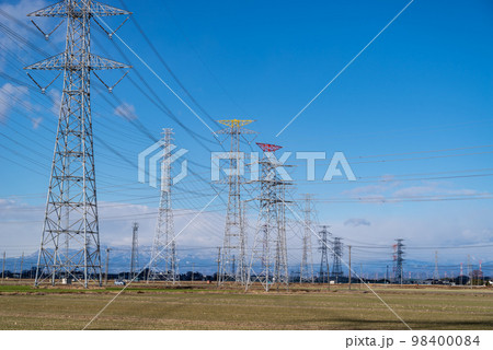 様々な送電鉄塔が立ち並ぶ関東平野の田畑の風景 b-1 様々な送電鉄塔が立ち並ぶ関東平野の田畑の風景 b-1 98400084