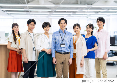 会議　エンジニア　ビジネス　オフィス　オフィスカジュアル 98401452