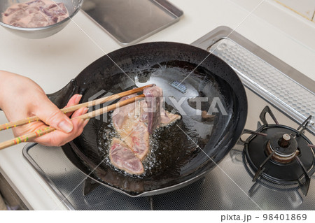 【レバニラ炒めを作る 豚レバーを炒める】 【レバニラ炒めを作る 豚レバーを炒める】 98401869
