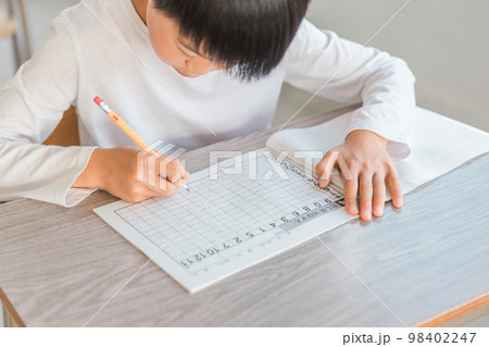 算数の授業でたし算の計算をする小学生の男の子(100マス計算・公文・計算練習) 算数の授業でたし算の計算をする小学生の男の子(100マス計算・公文・計算練習) 98402247