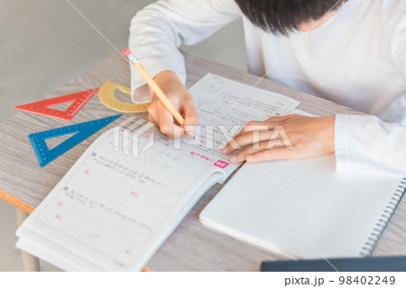 算数の問題を解く小学生の男の子 98402249