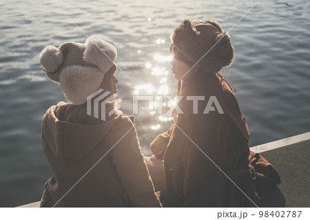 海の見える港で楽しそうに雑談する女性達 海の見える港で楽しそうに雑談する女性達 98402787