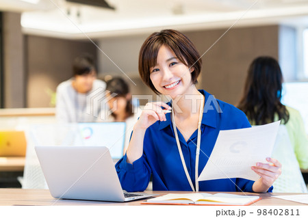 オフィスの若いエンジニア　撮影協力：WEEK芝大門（サンフロンティア不動産） 98402811