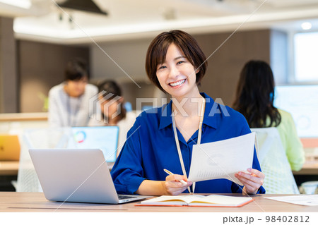 オフィスの若いエンジニア　撮影協力：WEEK芝大門（サンフロンティア不動産） 98402812