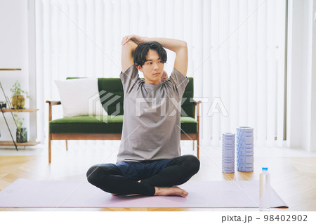 自宅でトレーニングをする男性 98402902