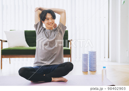 自宅でトレーニングをする男性 98402903