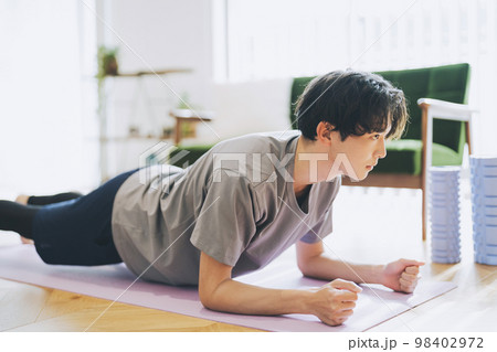 自宅でトレーニングをする男性 98402972