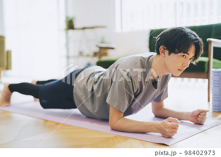 自宅でトレーニングをする男性 自宅でトレーニングをする男性 98402973