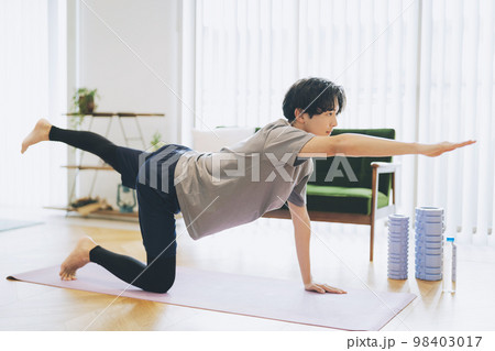 自宅でトレーニングをする男性 98403017