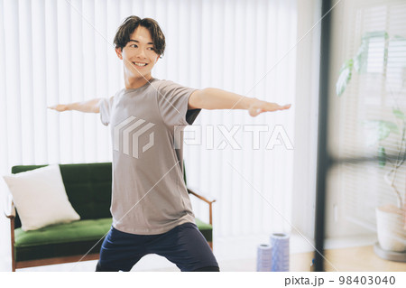 自宅でトレーニングをする男性 98403040