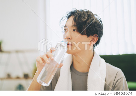 水を飲む男性 水を飲む男性 98403074