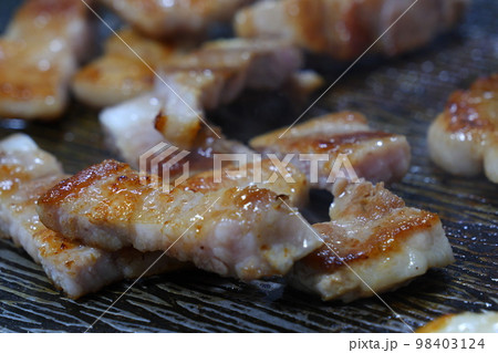 豚の三枚肉の韓国焼肉サムギョプサル 98403124