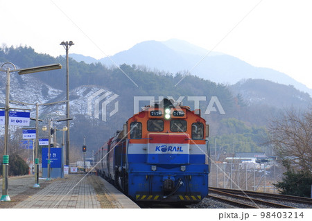 ディーゼル機関車が牽引する韓国鉄道公社KORAILの優等列車、ムグンファ号 98403214